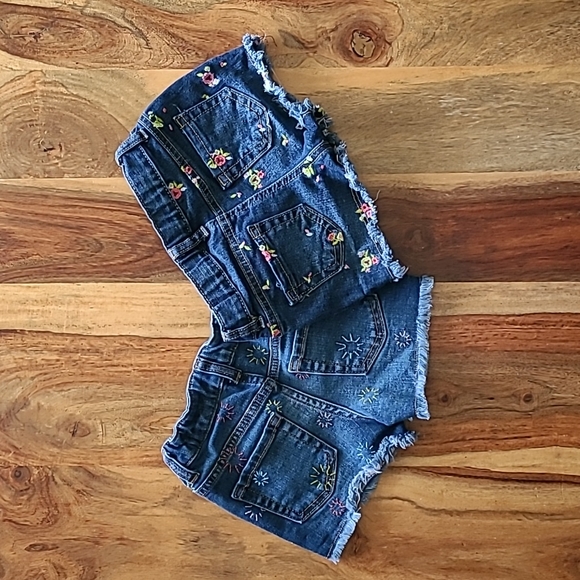 Cat &Jack 3T and 4T girls jean shorts - Picture 2 of 2